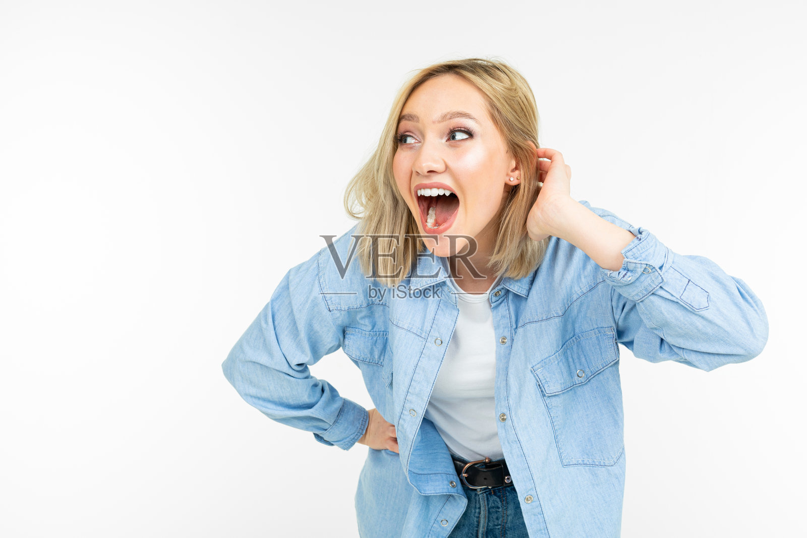 性感的金发迷人的短发女士与难以置信的快乐情绪在她的脸在一个白色的工作室背景照片摄影图片