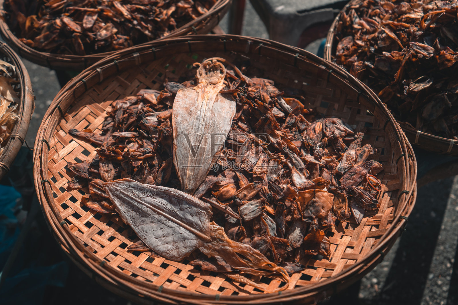 鱼和鱿鱼，竹篓里的海鲜干照片摄影图片