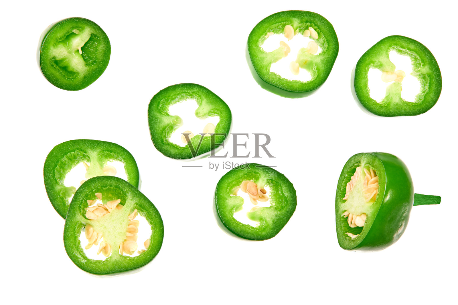 切片的墨西哥辣椒孤立在白色背景。绿色的辣椒。甜椒。俯视图照片摄影图片