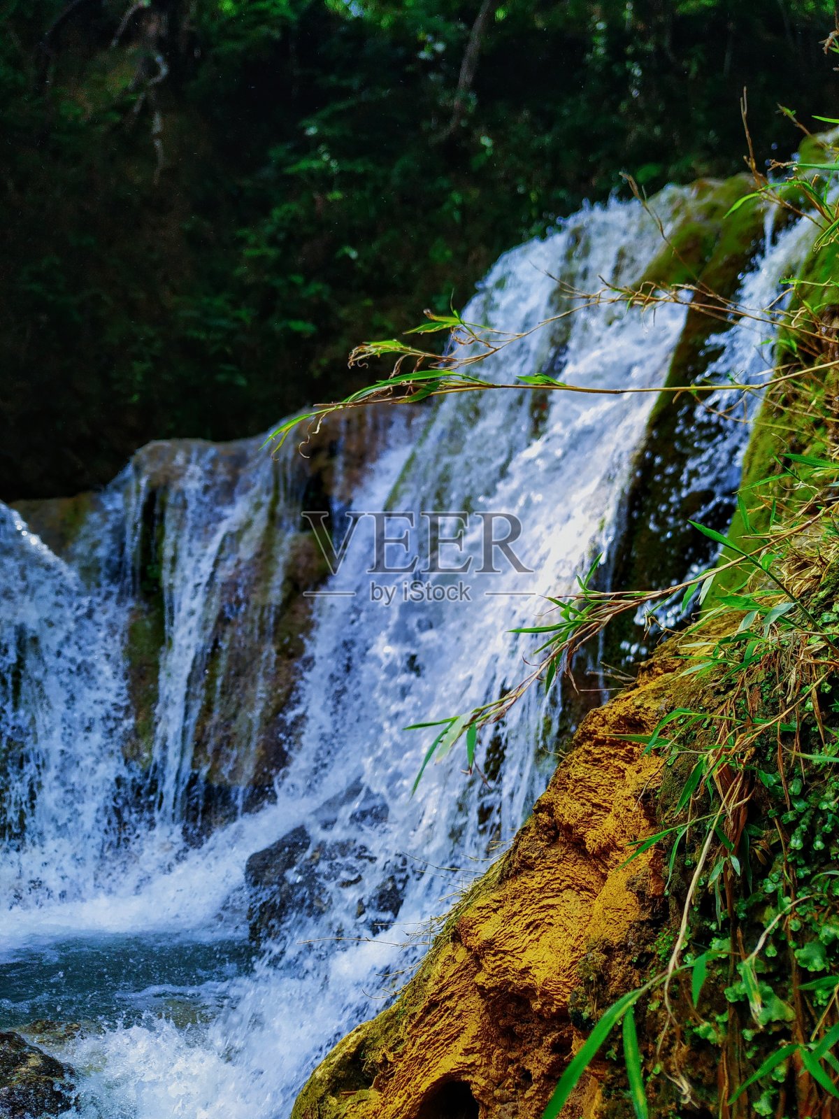 雄伟的瀑布照片摄影图片