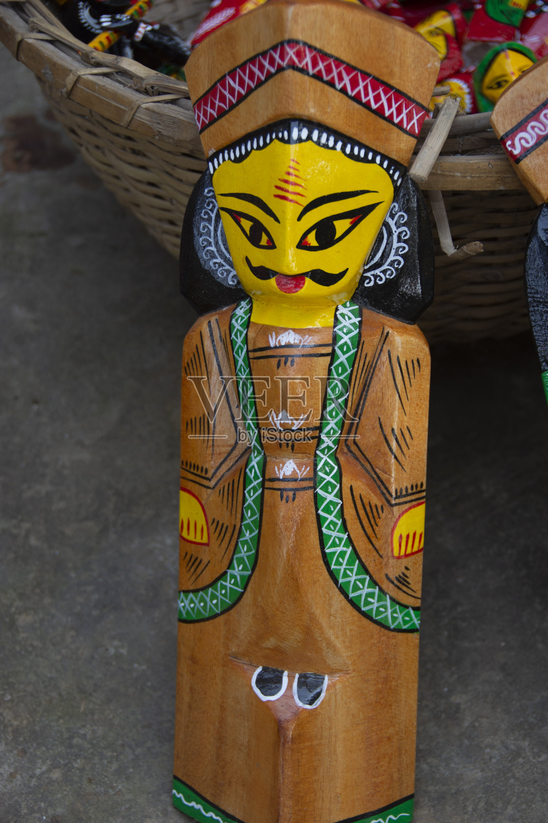 这些来自古代民间传说和神话的娃娃是用一整块木头雕刻而成的，色彩鲜艳，具有鲜明的民族风格照片摄影图片