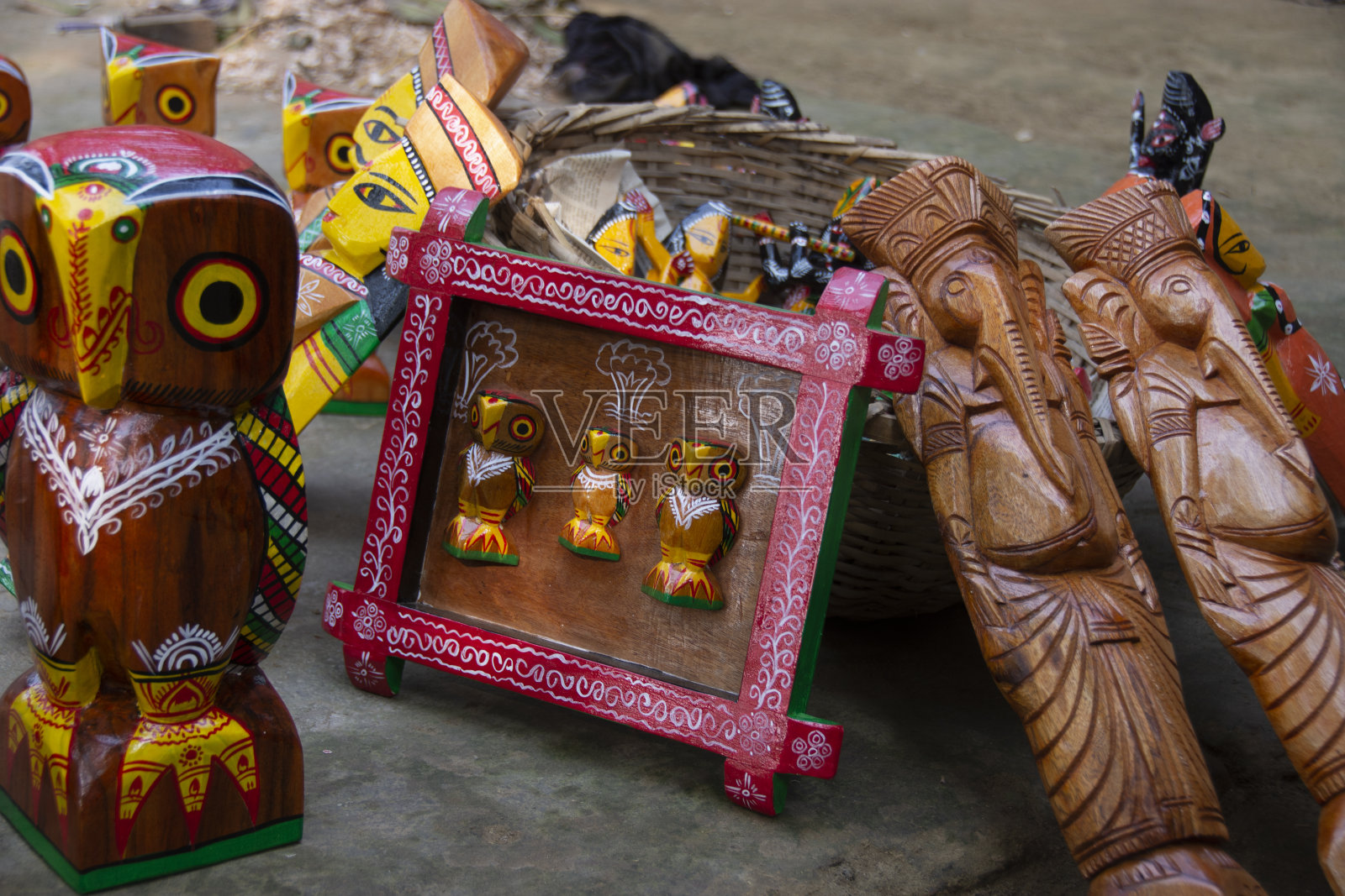 这些来自古代民间传说和神话的娃娃是用一整块木头雕刻而成的，色彩鲜艳，具有鲜明的民族风格照片摄影图片