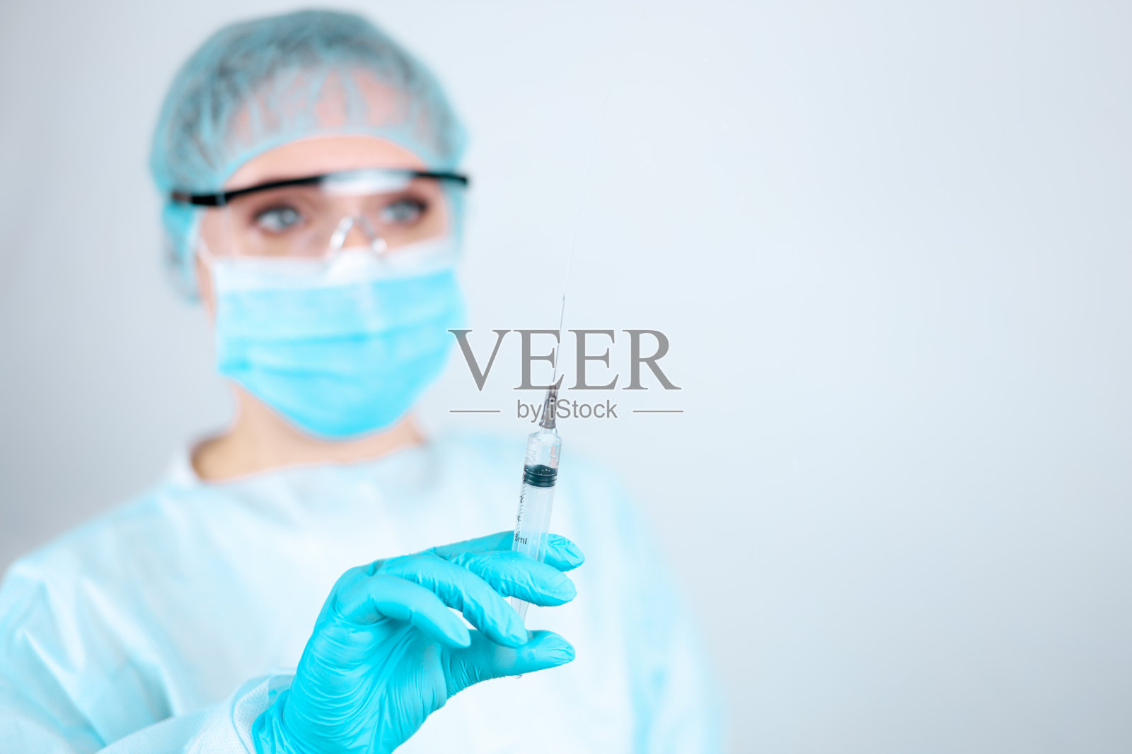 在隔离中穿着病号服和口罩的护士照片摄影图片