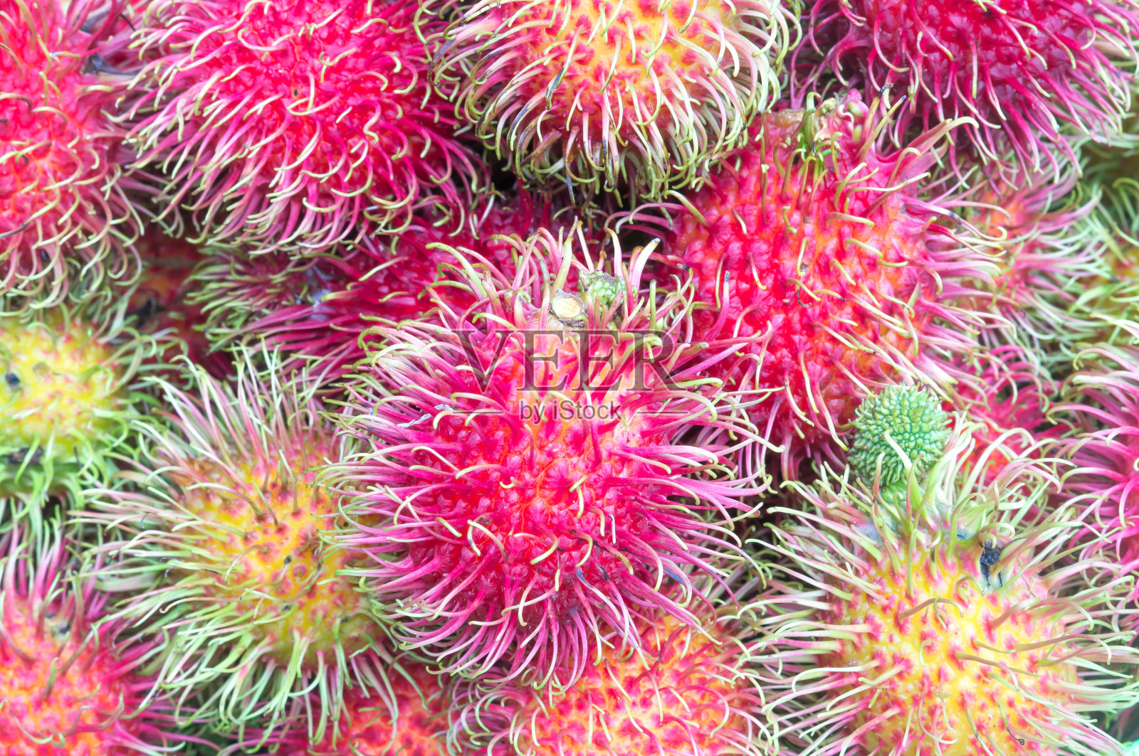 一堆红毛丹或甜而美味多汁的水果，用作背景照片摄影图片