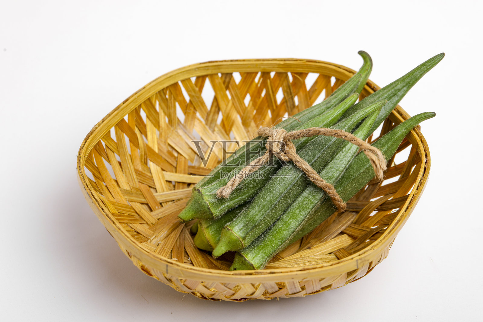 新鲜的年轻秋葵孤立在白色的背景照片摄影图片