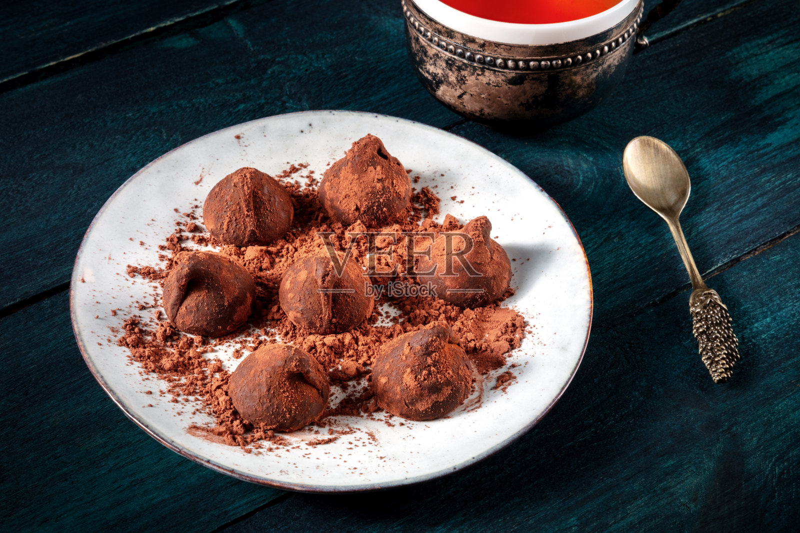 巧克力松露和茶，优雅的甜点照片摄影图片