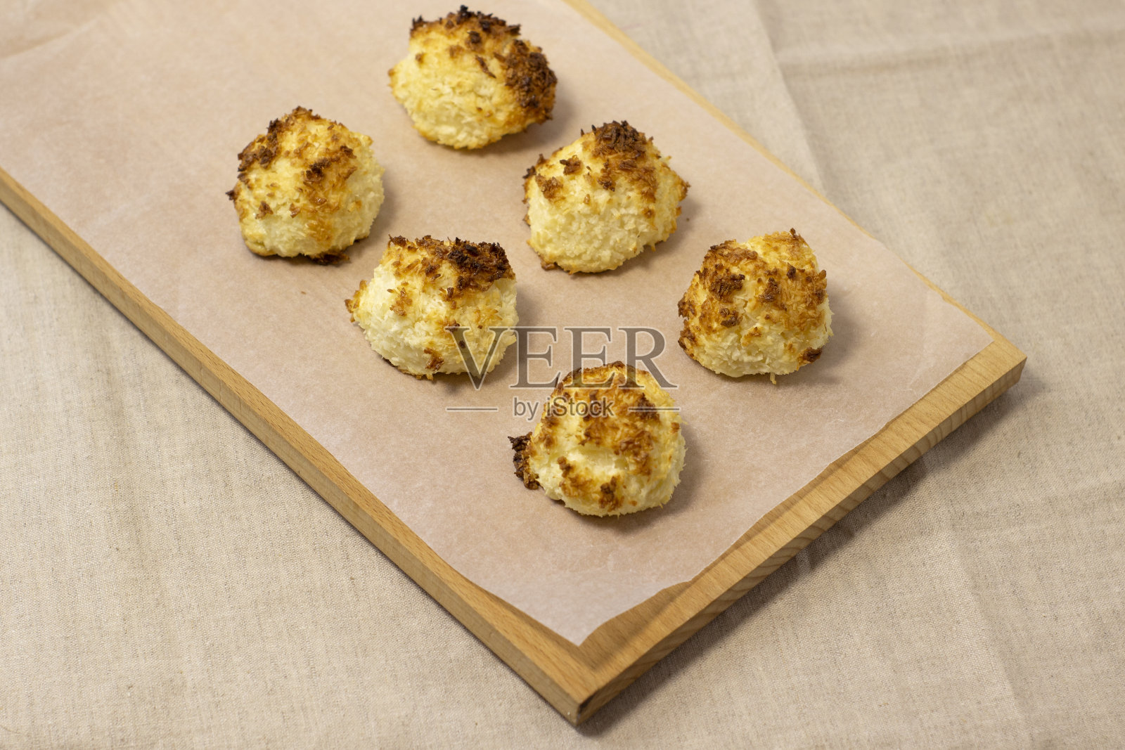 自制的椰子蛋白杏仁饼干，椰子蛋白酥饼干，传统的德国圣诞饼干，手工纸照片摄影图片