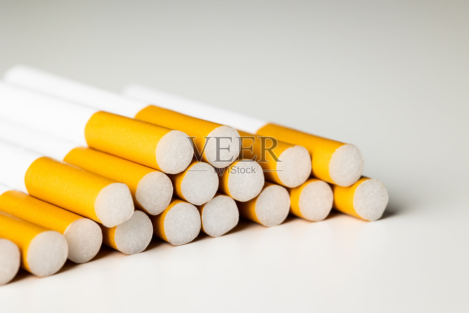 许多香烟堆在一起。药物对呼吸系统有害。照片摄影图片