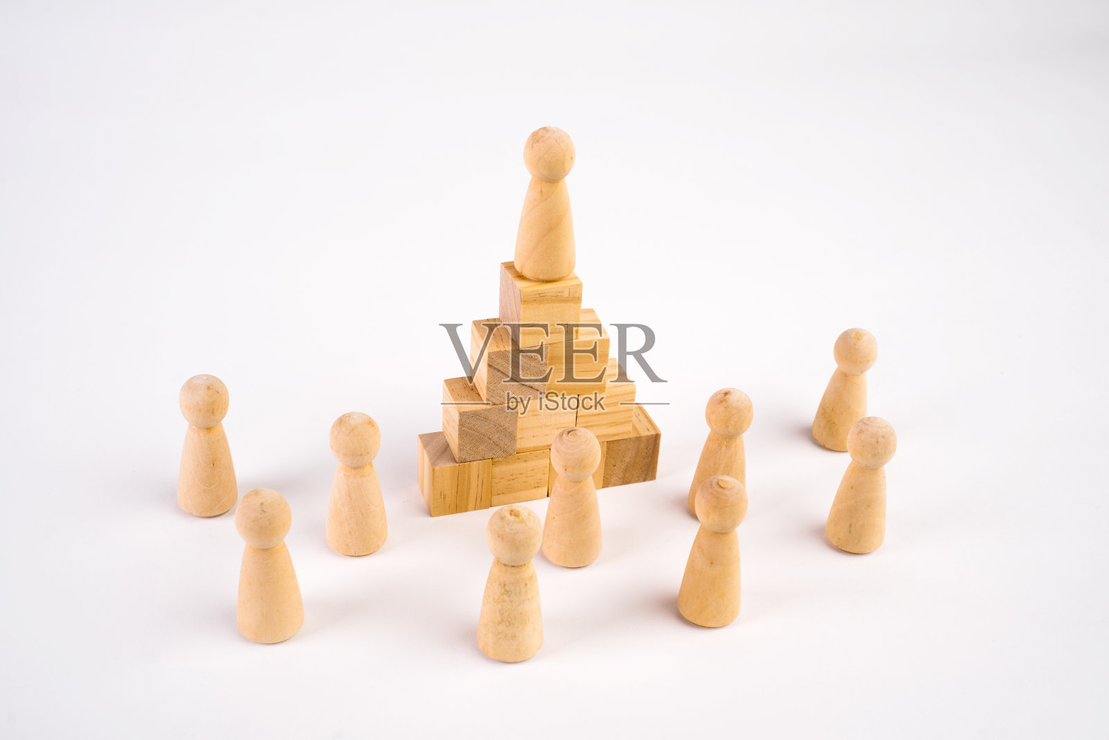 象棋人物和玩具木梯，概念上象征成就、成长和成功。照片摄影图片