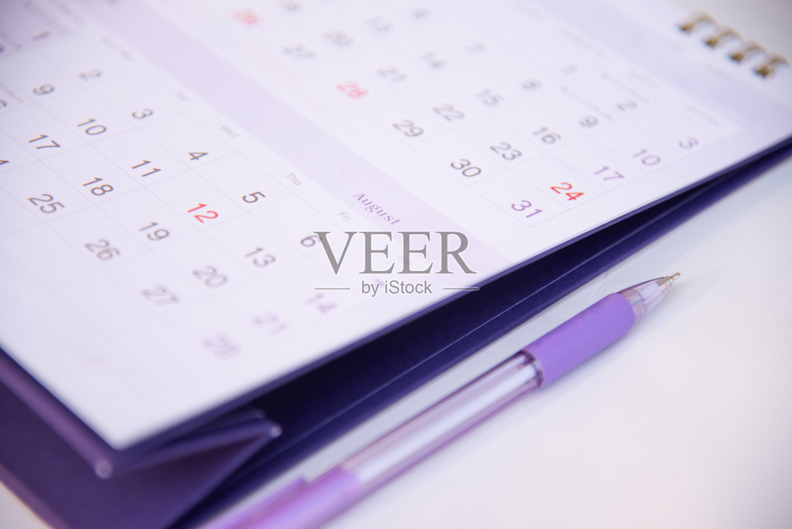 模糊的日历规划概念。紫色基调。照片摄影图片