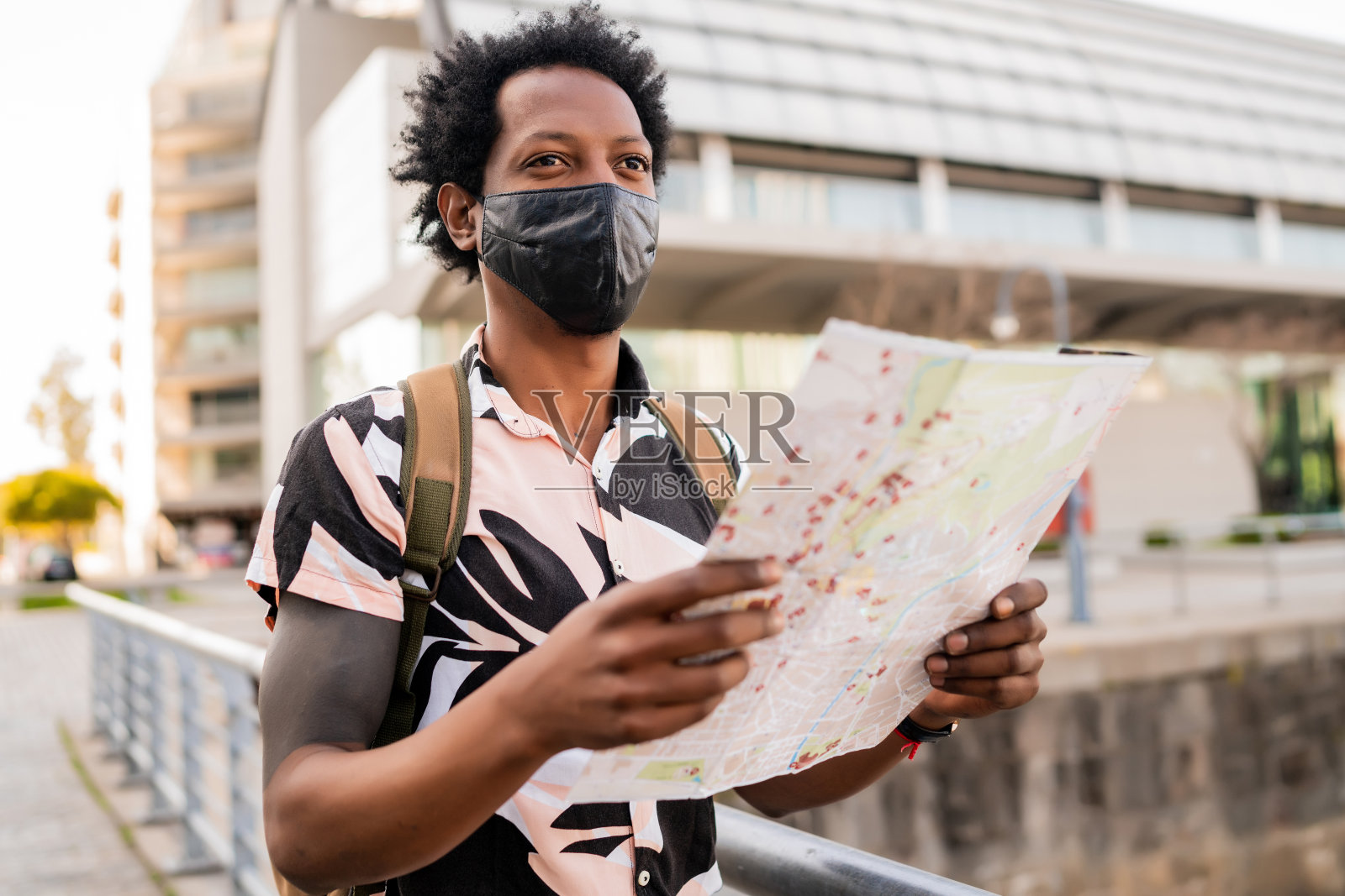 游客在地图上寻找方向。照片摄影图片