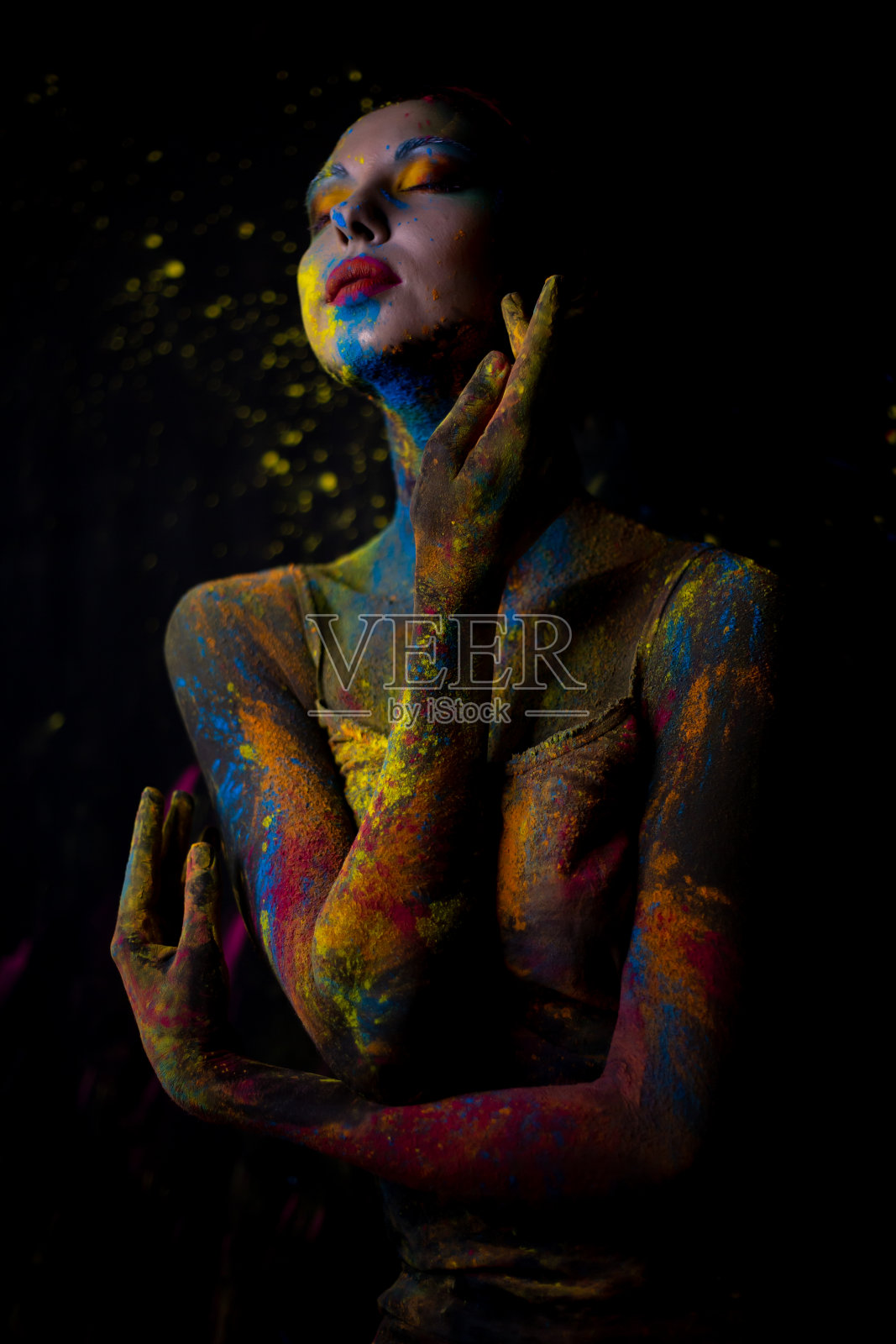 美丽的模特肖像与胡里彩色粉末艺术化妆在黑色工作室背景。照片摄影图片