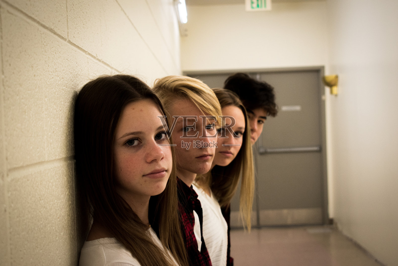 十几岁的孩子和朋友出去玩照片摄影图片