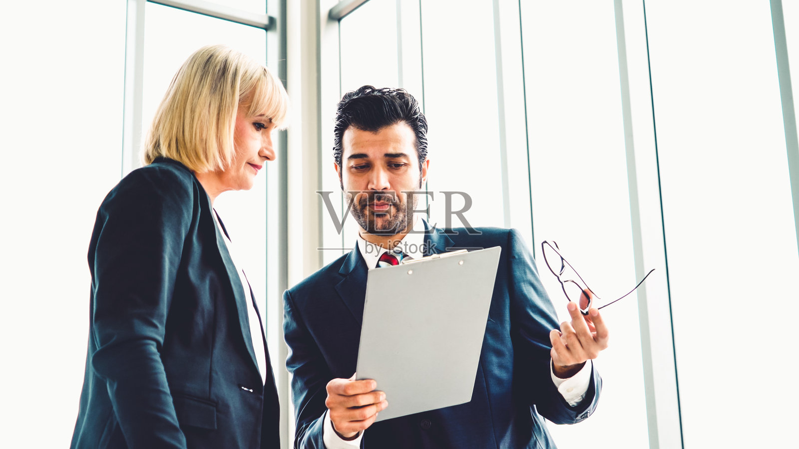 两个商业人士在办公室谈论项目策略照片摄影图片