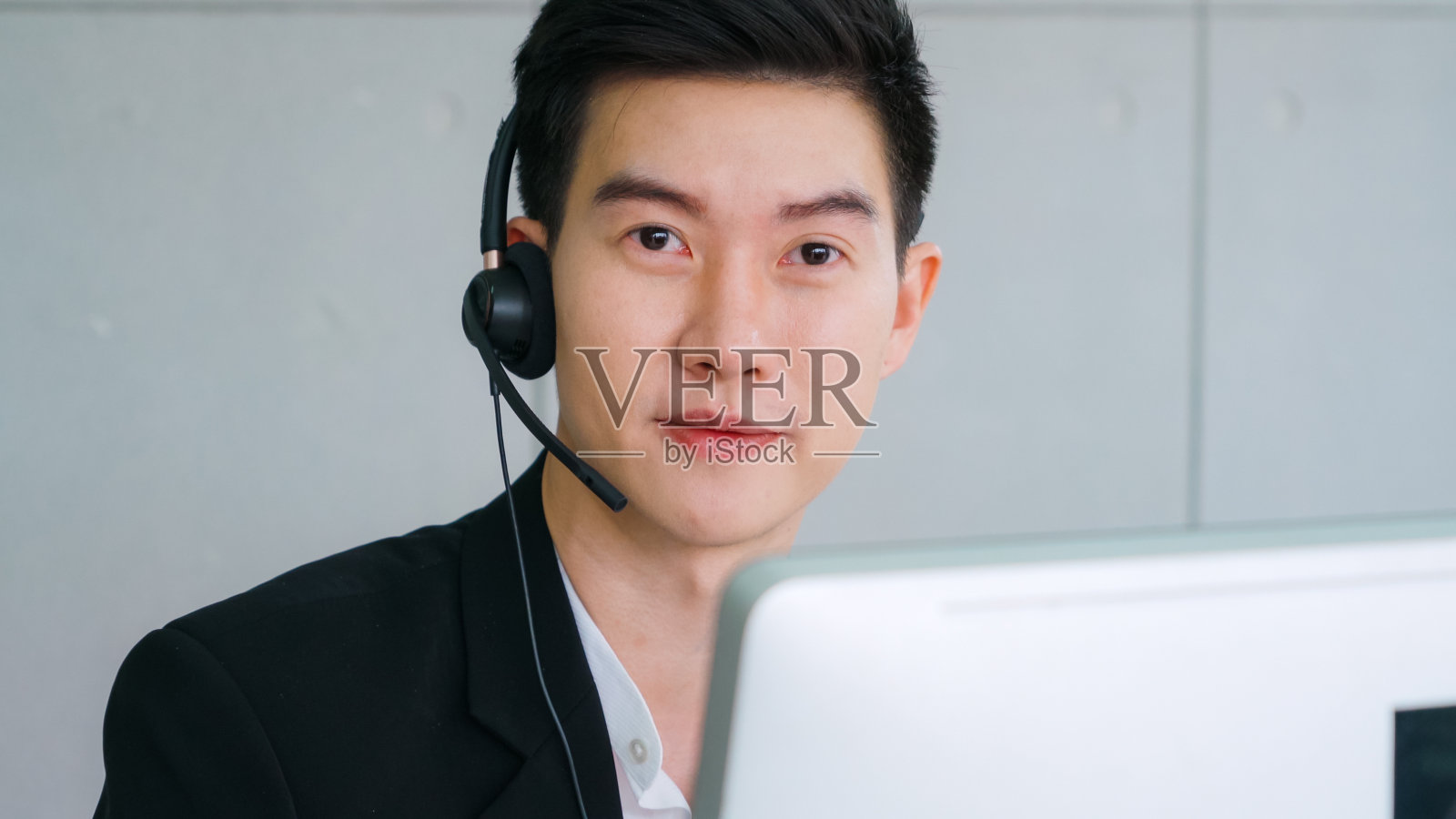 商务人员戴着耳机在办公室工作照片摄影图片