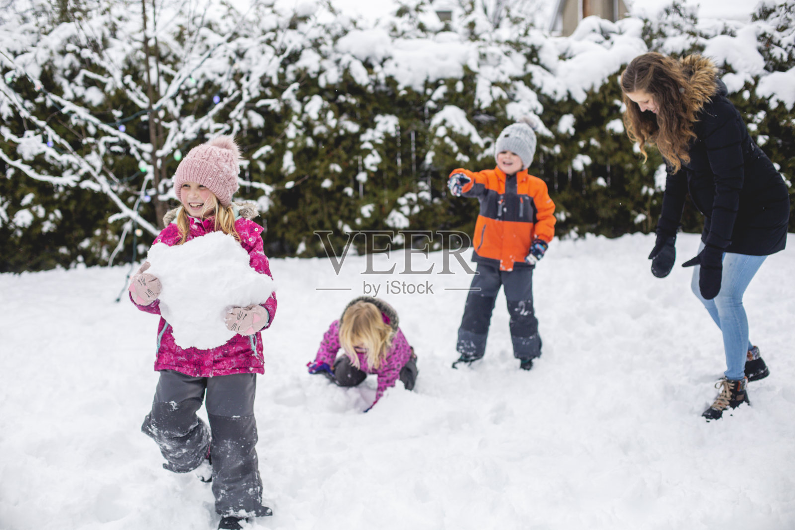 一家人在雪中玩耍照片摄影图片
