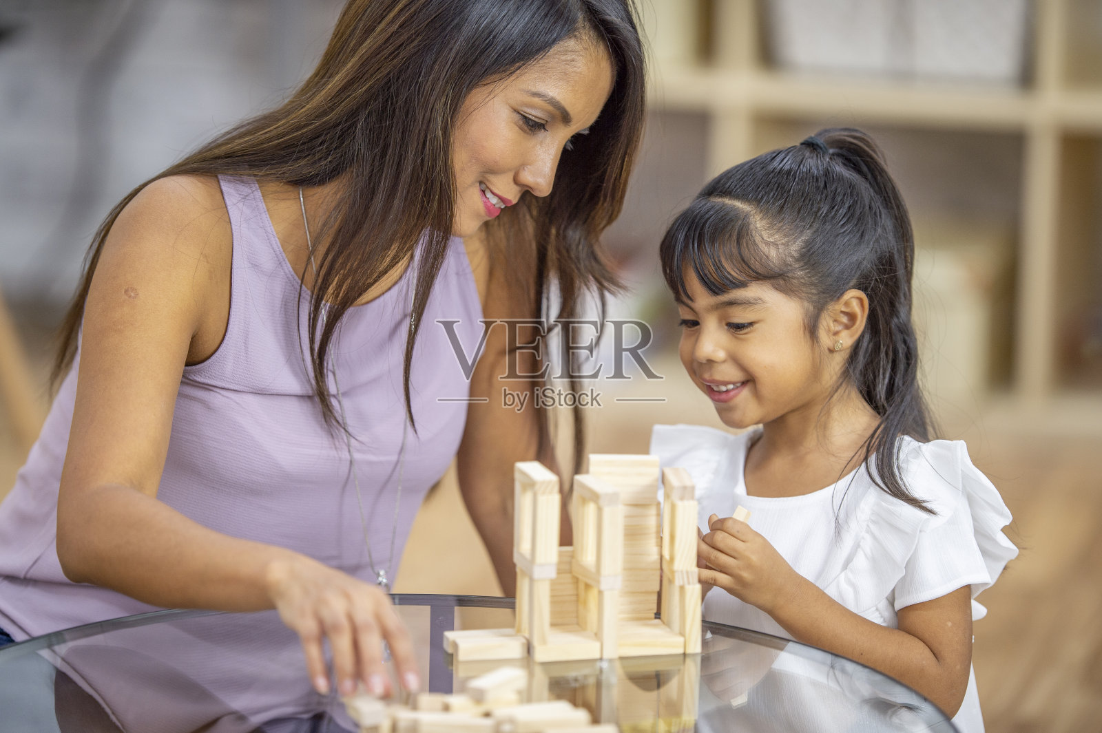 谢谢你帮我建一座塔，妈妈!照片摄影图片