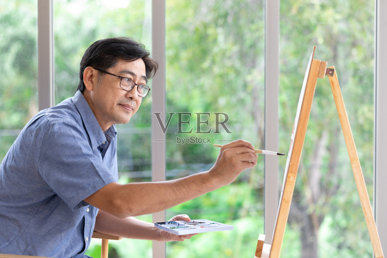 年长的亚洲人在家画画照片摄影图片