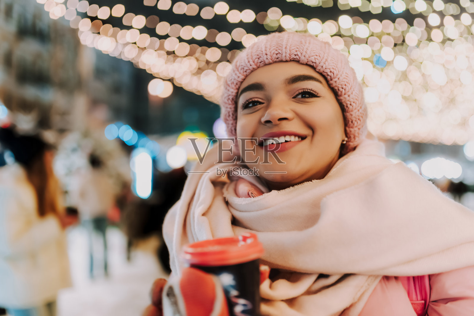 年轻女子在庆祝寒假照片摄影图片
