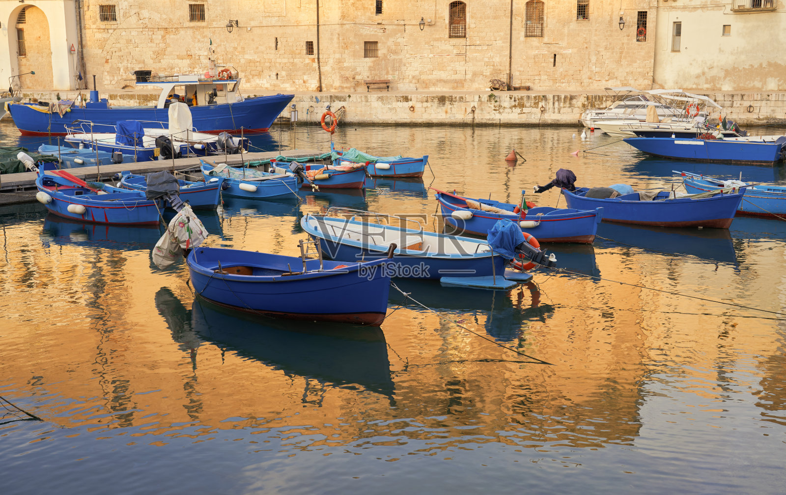 意大利普利亚的莫诺利老港口，有小型渔船照片摄影图片