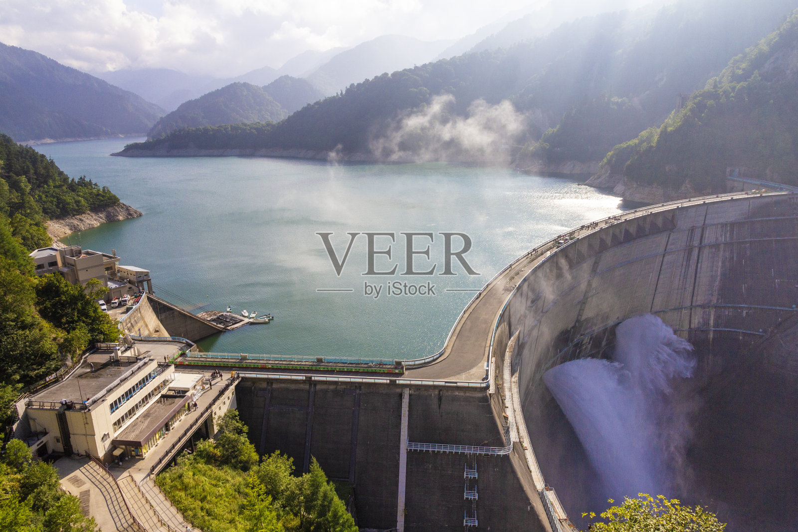 日本田山黑袍高山路线中的黑袍大坝。照片摄影图片