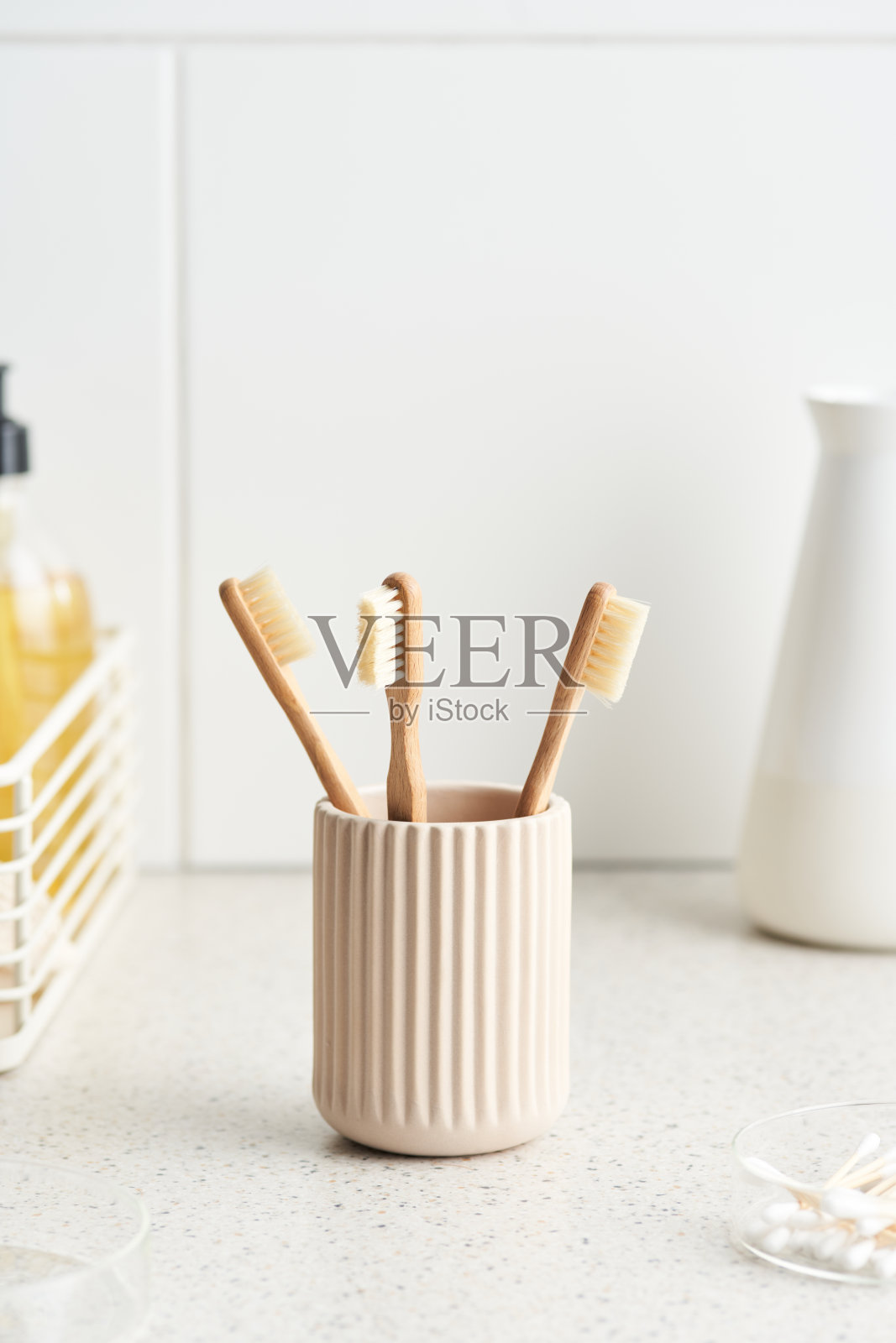 早上浴室里的竹子牙刷照片摄影图片