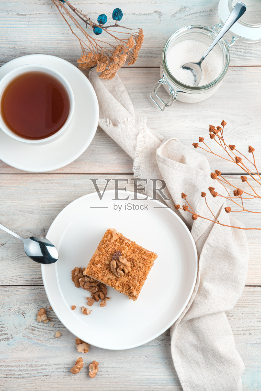 在柔和的灯光背景下的一块蜂蜜蛋糕。俯视图，垂直方向照片摄影图片