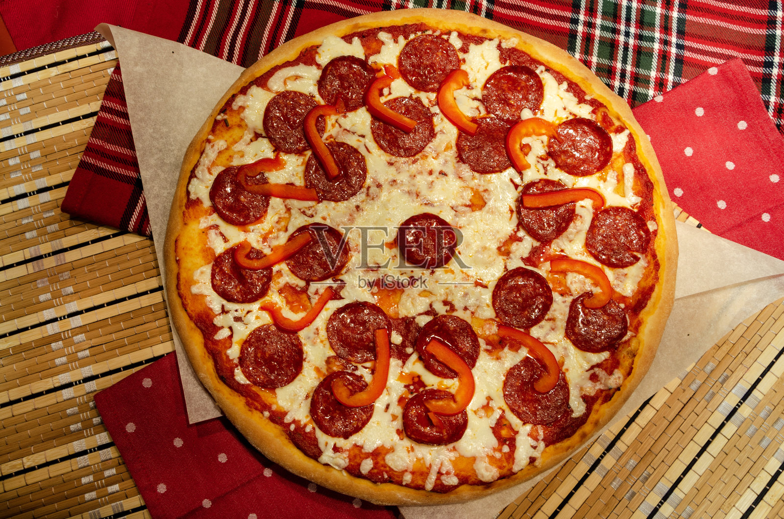 披萨加熏香肠片照片摄影图片