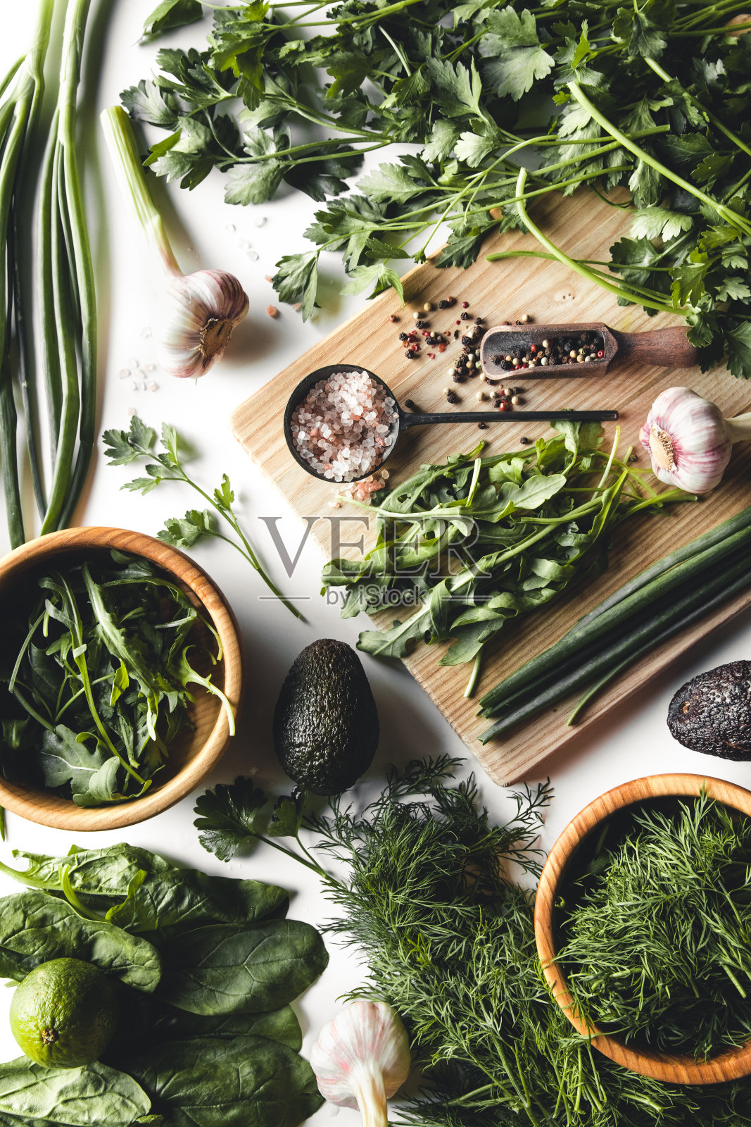 绿色蔬菜和水果，鳄梨，酸橙，卷心菜，欧芹，黄瓜，莳萝，洋葱，沙拉，菠菜照片摄影图片