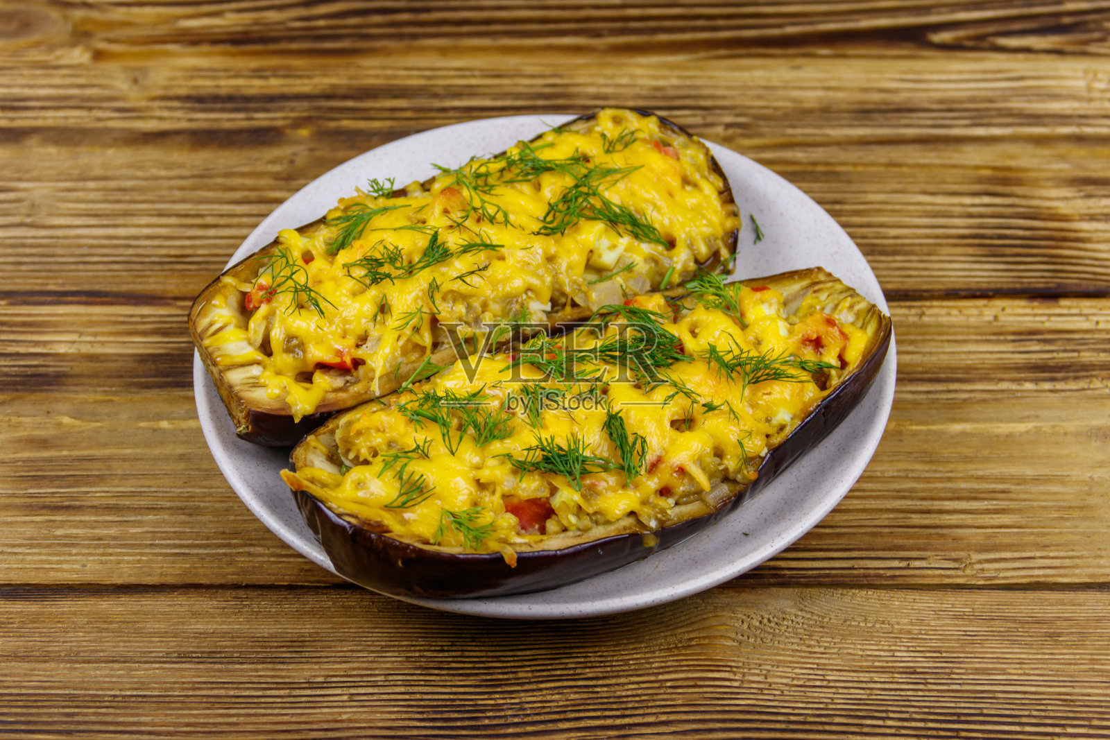 木桌上的烤馅茄子。健康饮食与节食观念照片摄影图片