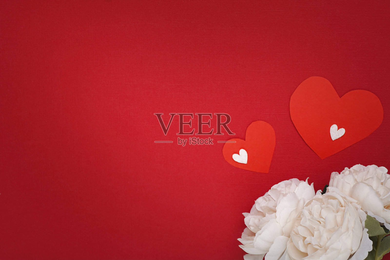 红色背景上的心形节日作品。俯视图，复制空间。情人节的概念。照片摄影图片