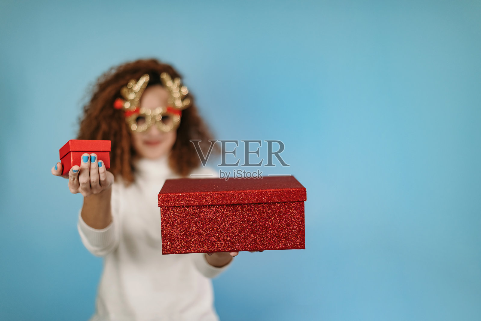 你喜欢我送的礼物吗照片摄影图片