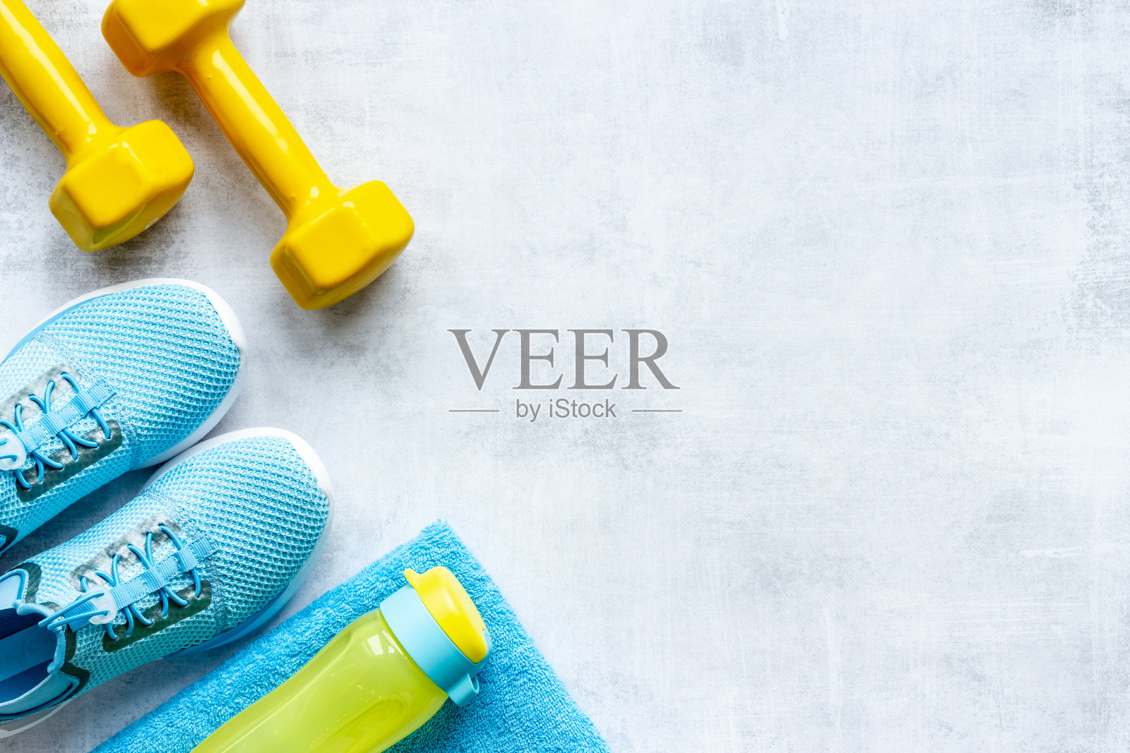 健身器材，运动鞋和哑铃。运动背景照片摄影图片