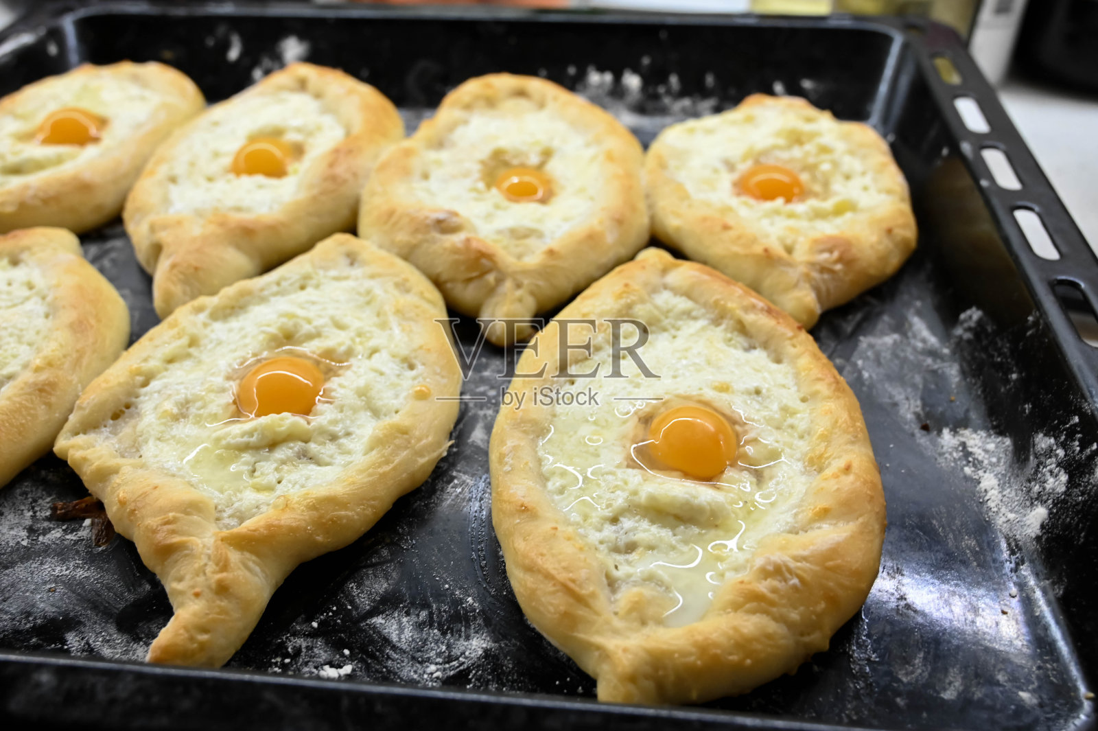 特写的热腾腾的哈切布里和面粉放在托盘上。照片摄影图片