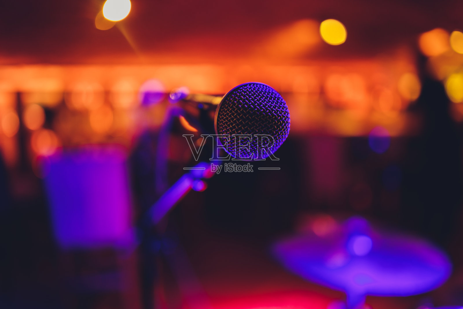 靠近音乐厅或会议室的麦克风。照片摄影图片