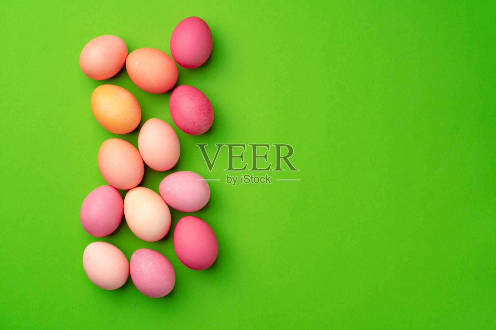 绿纸背景上画的复活节彩蛋照片摄影图片