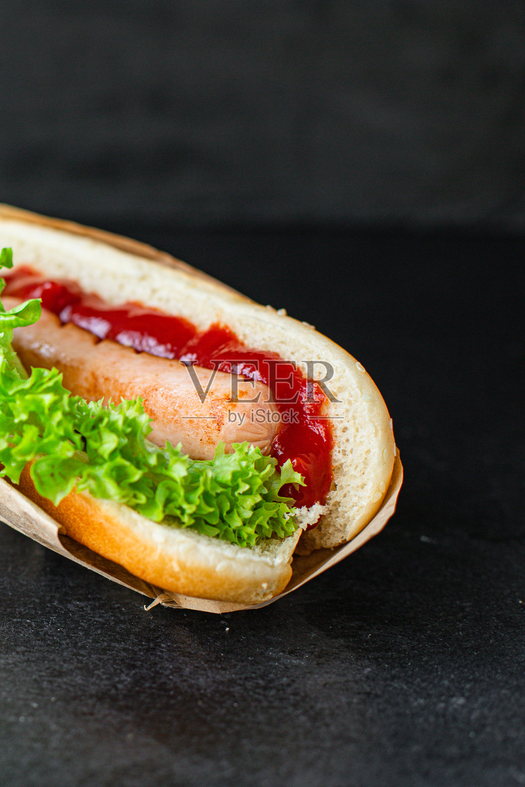 热狗快餐香肠三明治和番茄酱生菜叶准备吃的部分在桌子上为健康的膳食小吃户外俯视图复制空间的文字食物背景乡村图像照片摄影图片