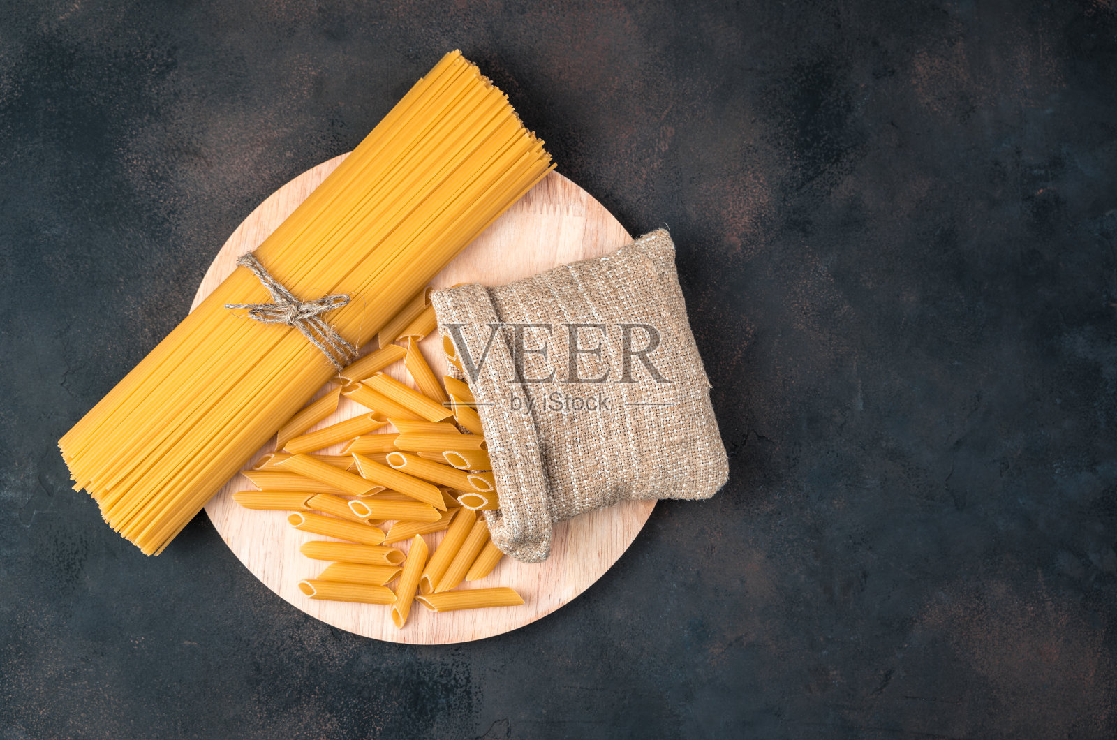 棕色混凝土背景上是通心粉和意大利面照片摄影图片