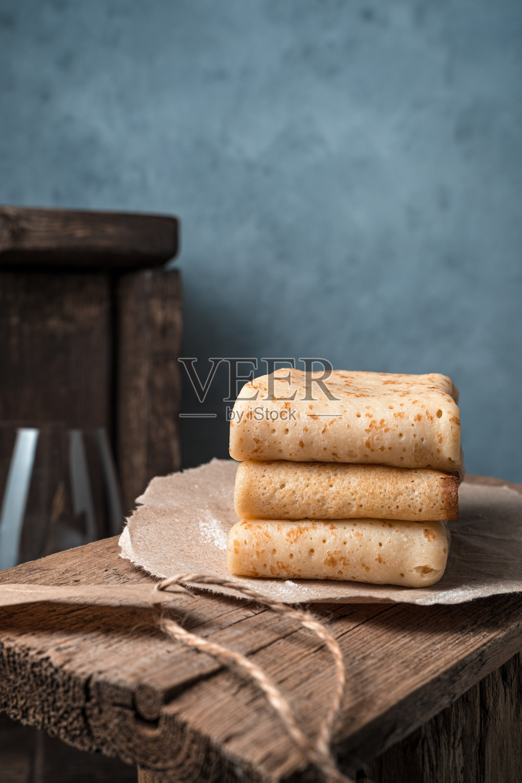 三个折叠的煎饼放在一个纸盘子里。侧视图，有复制空间照片摄影图片