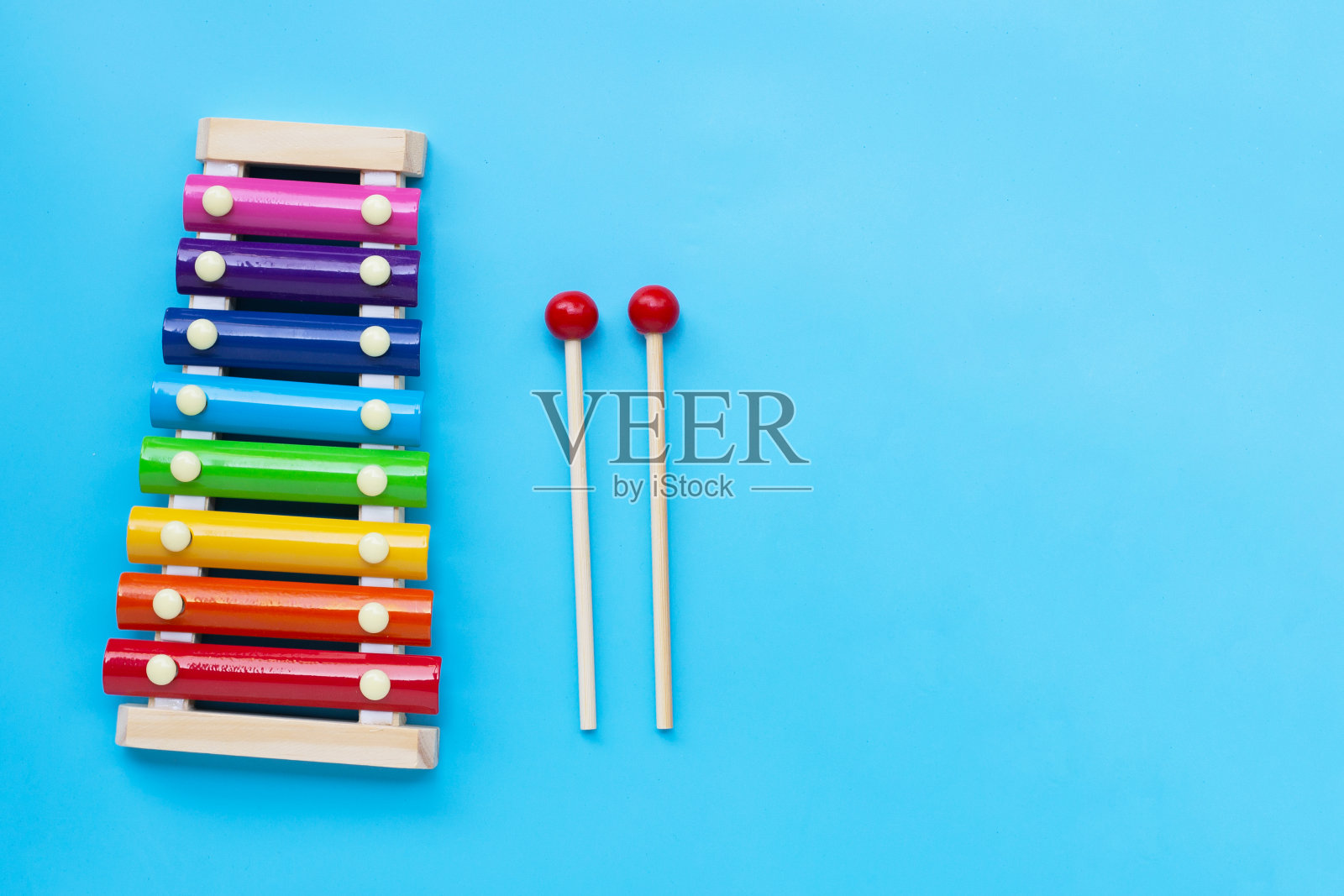 黄色背景上的彩色木琴。照片摄影图片