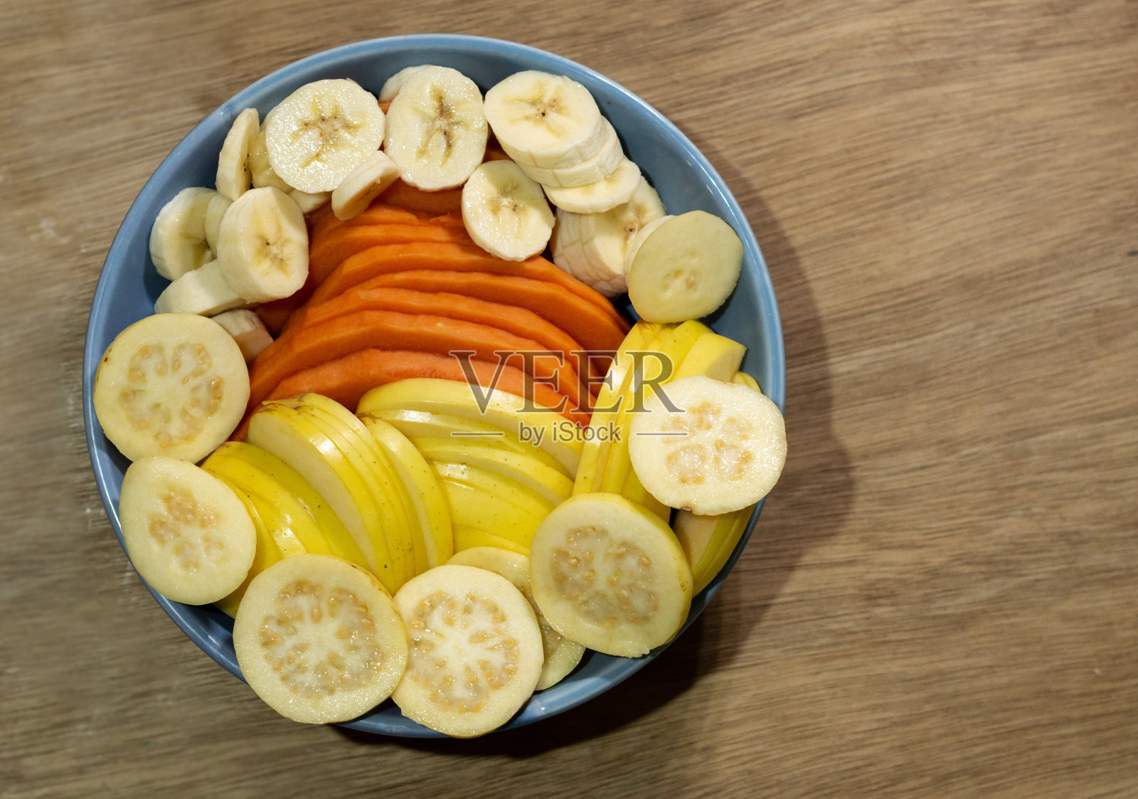 新鲜水果沙拉配番石榴，木瓜，苹果和香蕉。健康食品。照片摄影图片