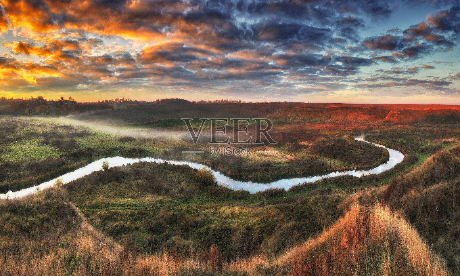 河上的云如画。秋天的日出在草地上照片摄影图片