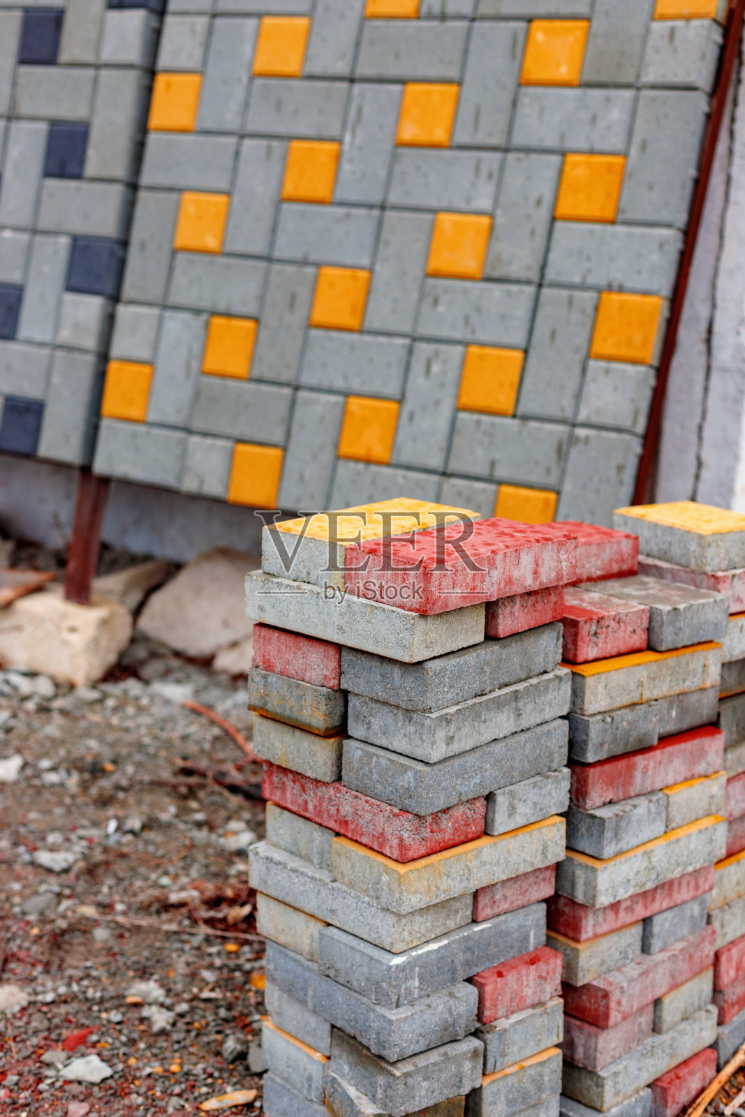 户外橱窗采用马赛克彩色铺面。照片摄影图片