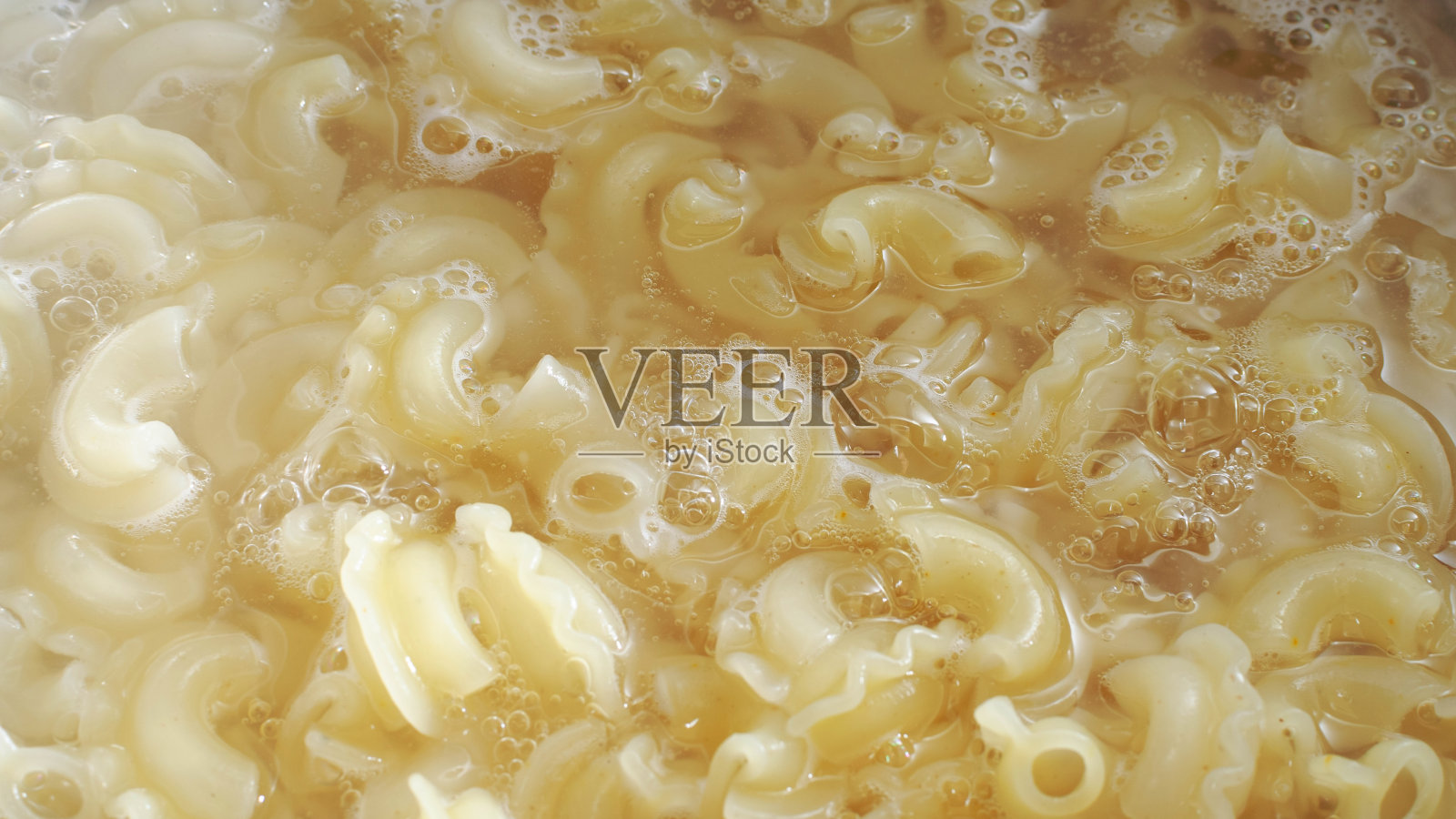 意大利面是在平底锅里煮的照片摄影图片