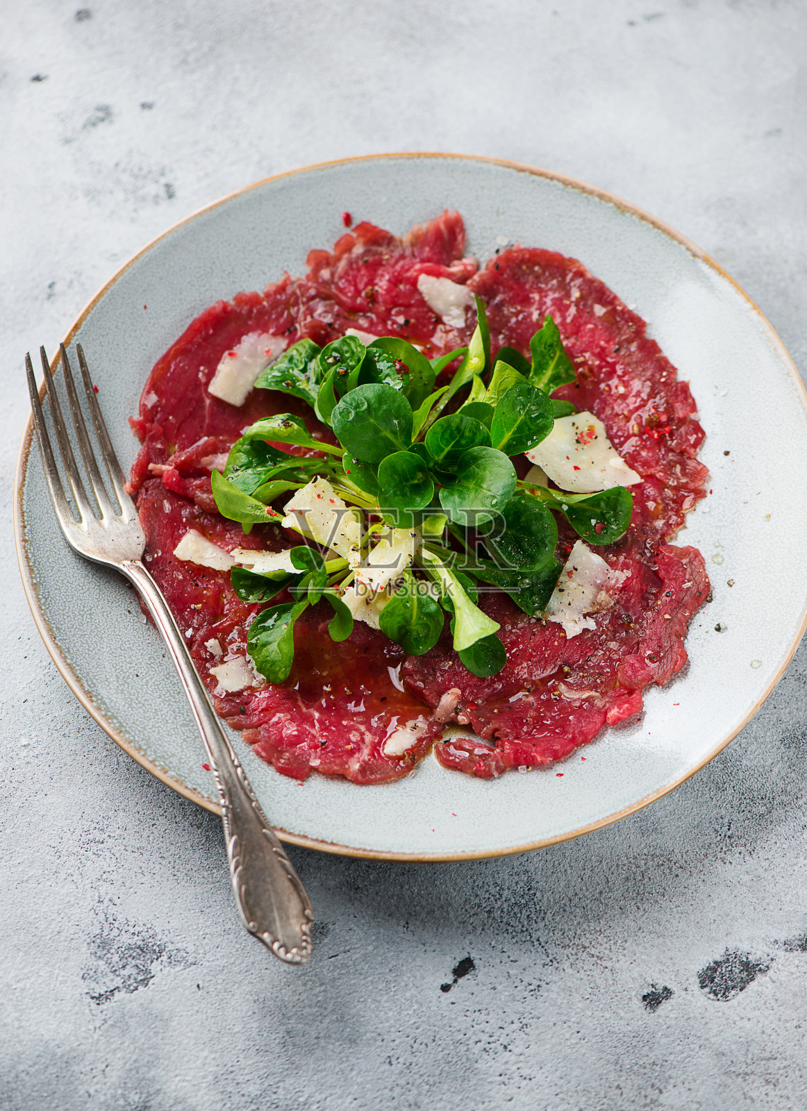 生牛肉配沙拉蔬菜照片摄影图片