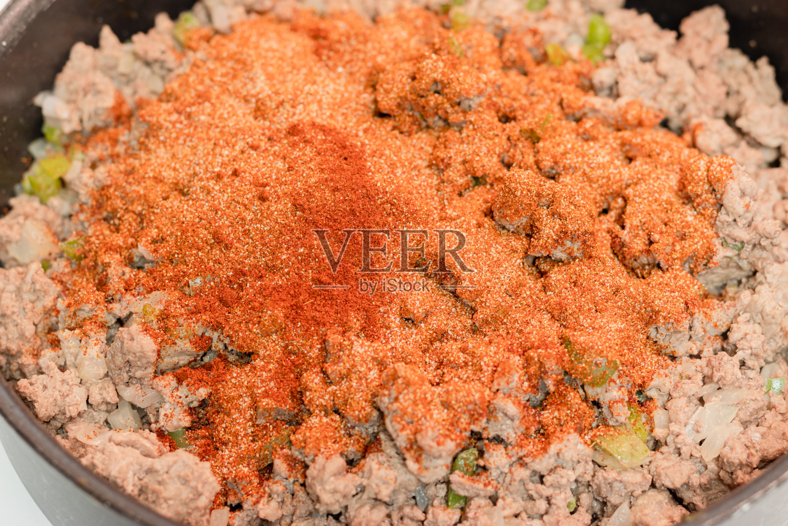 一名家庭厨师在煎锅中烹煮玉米饼。照片摄影图片