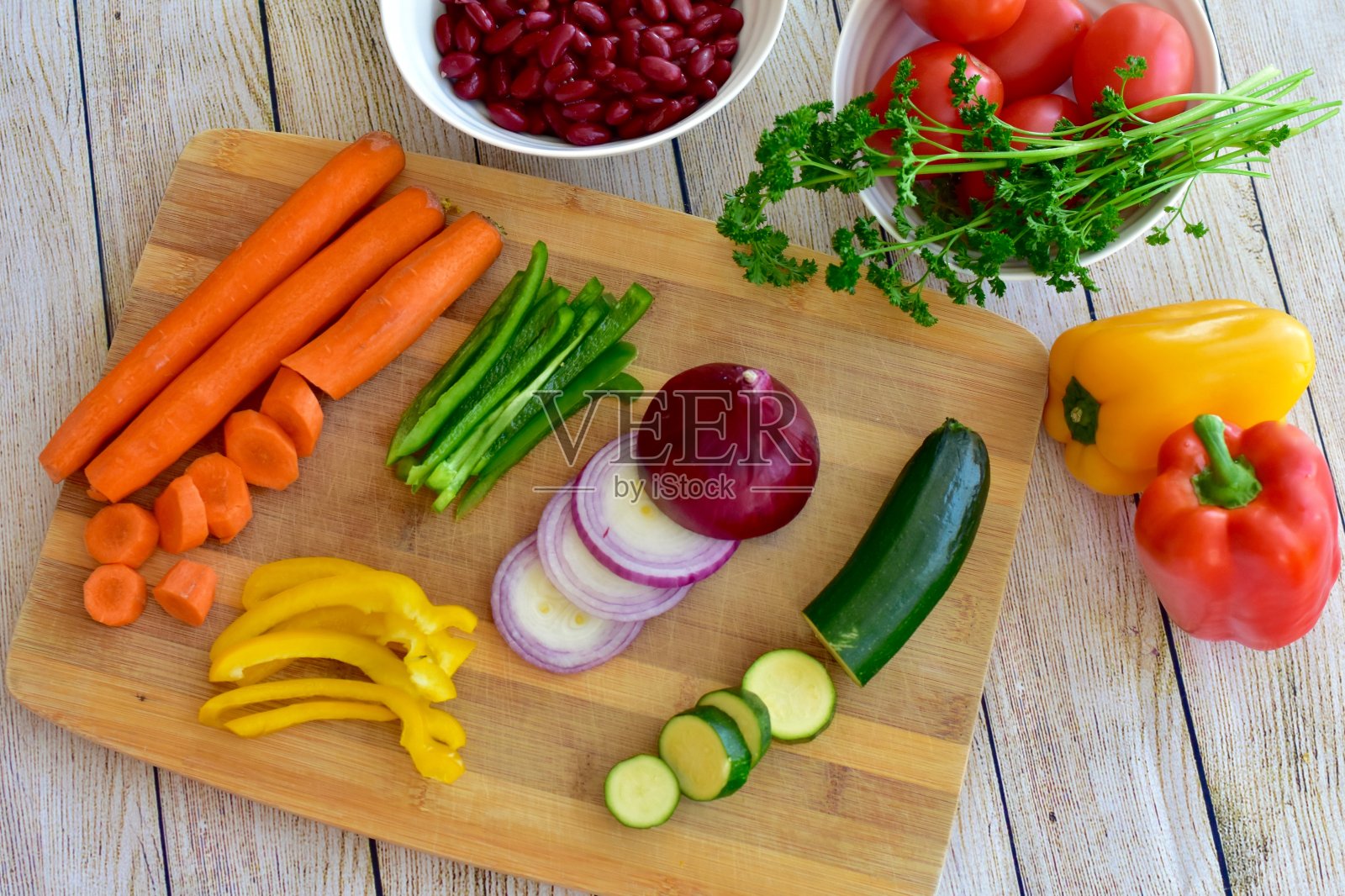 完整的有机材料准备自制一锅健康和丰盛的辣椒，汤或炖菜照片摄影图片
