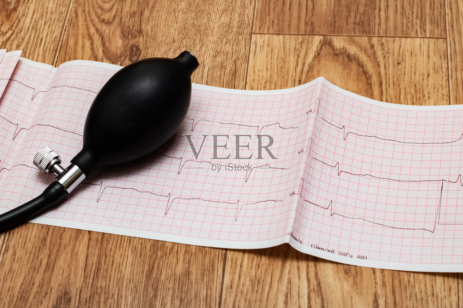 黑梨血压计对心电图结果的影响照片摄影图片