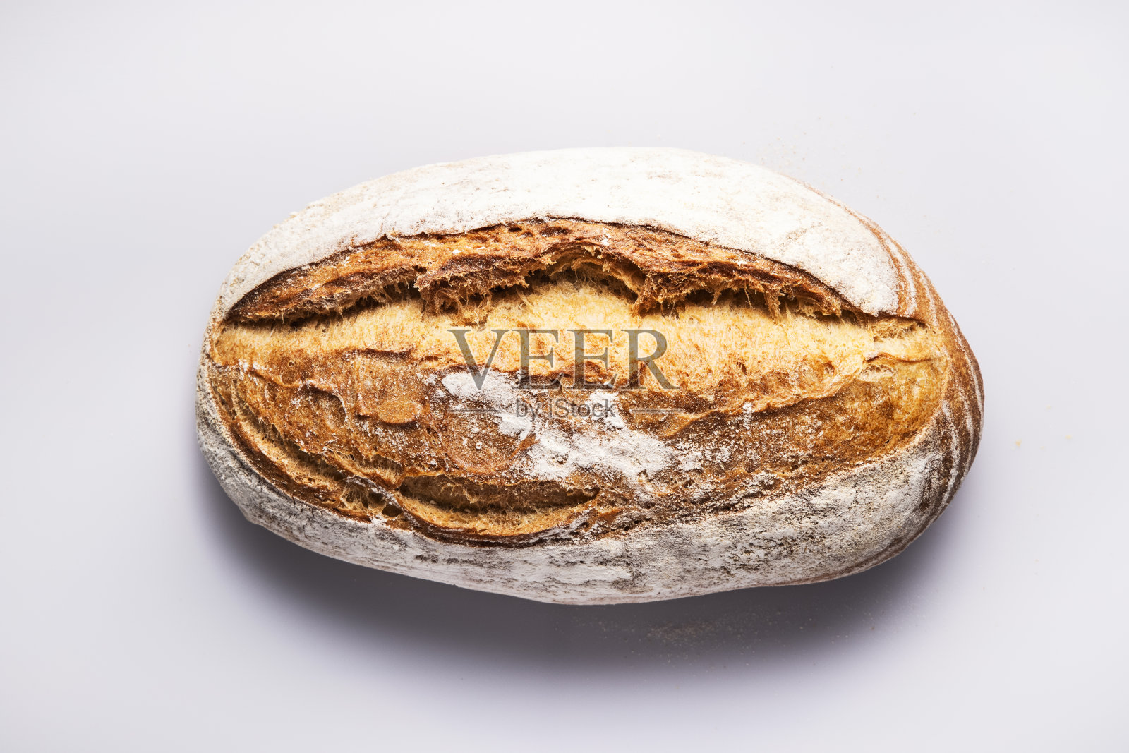 整个斯佩尔特面包孤立在白色背景照片摄影图片