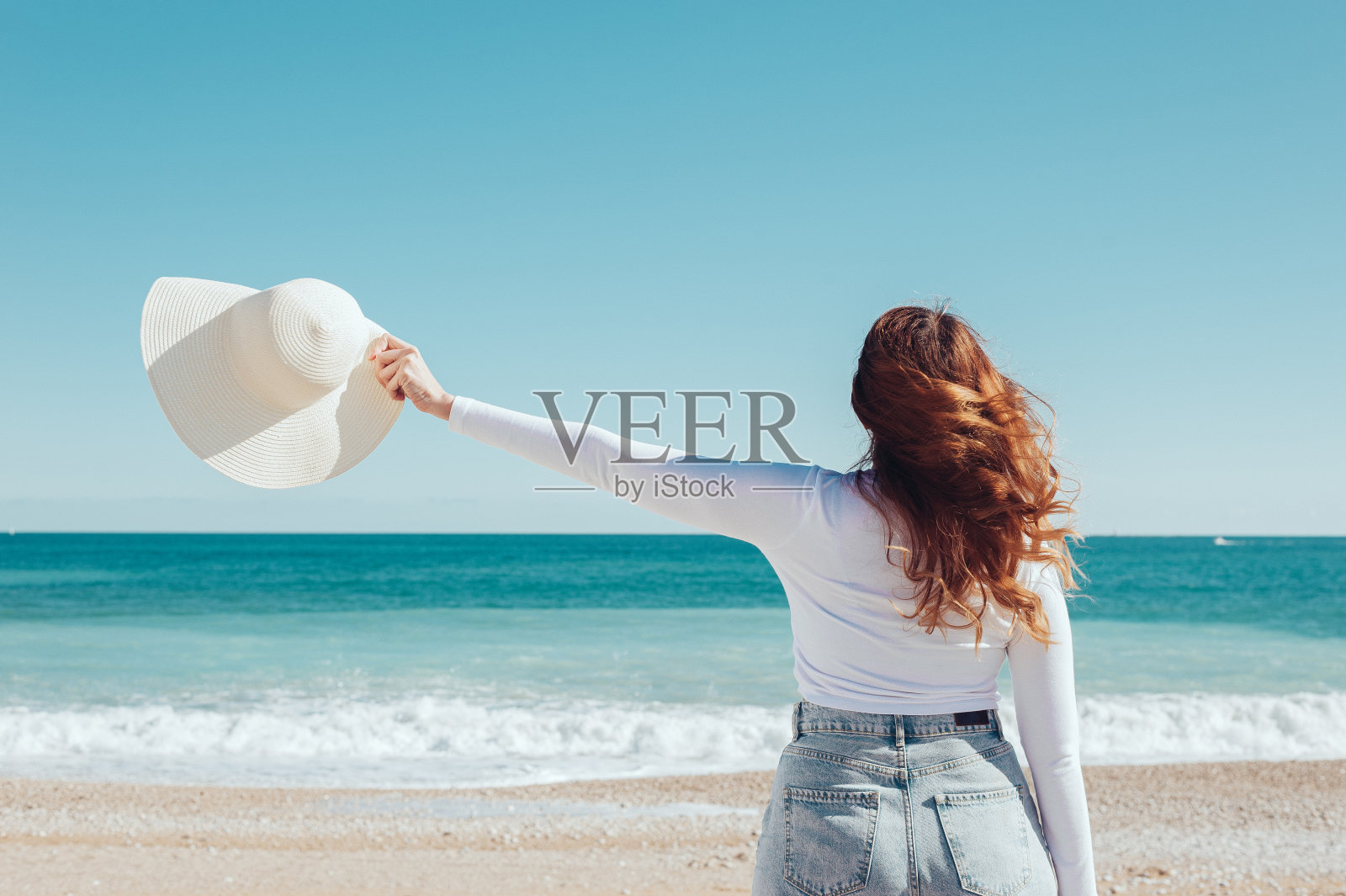 女人看着大海照片摄影图片